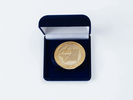 Medaille der Staatlichen Universität für Luftfahrt und Technik in Russland, Vorderseite. KIT-Archiv. Fotografie: Amadeus Bramsiepe.