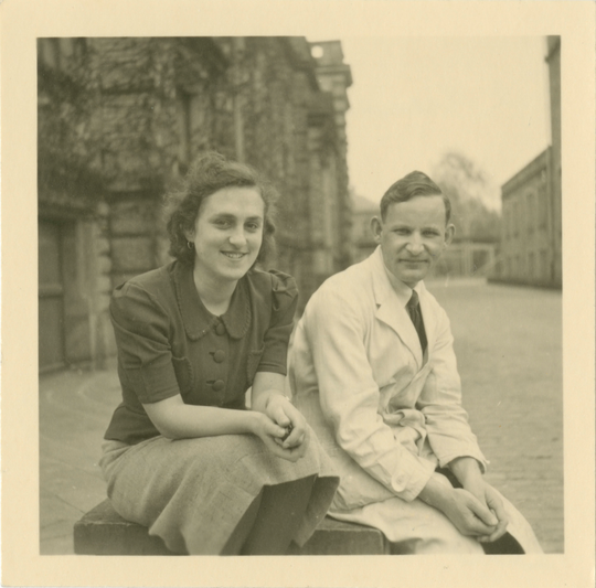 Annemarie Geierhaas (verh. Heimann) und Dr. Kurt Zopf im Ehrenhof der Technischen Hochschule Karlsruhe, (1941-1942), Fotografie unbekannter Urheberschaft. KIT-Archiv 28010/I 2046.