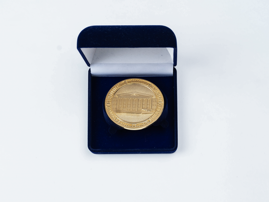 Medaille der Staatlichen Universität für Luftfahrt und Technik Ufa in Russland, Rückseite. KIT-Archiv. Fotografie: Amadeus Bramsiepe.