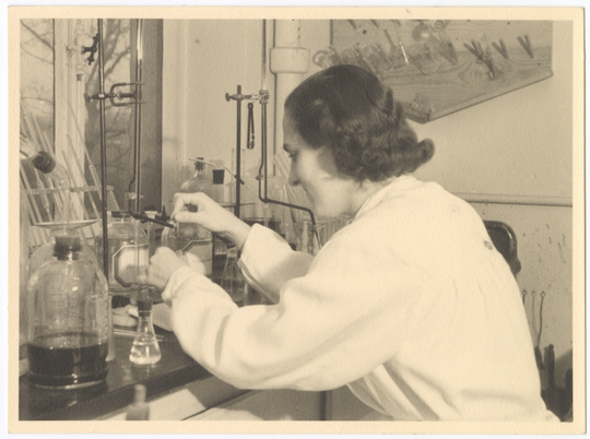 Annemarie Heimann (geb. Geierhaas) als Mitarbeiterin der Reichsforschungsanstalt für Lebensmittelfrischhaltung im Labor, 1948, Fotografie unbekannter Urheberschaft. KIT-Archiv 28010/I 3641.