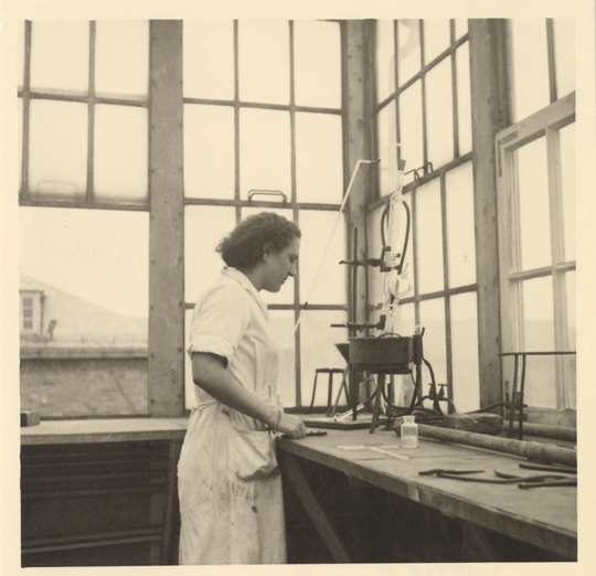 Annemarie Geierhaas (verh. Heimann) als Studentin im Dachlabor des Chemischen Instituts, 1941, Fotografie unbekannter Urheberschaft. KIT-Archiv 28010/I 3642.