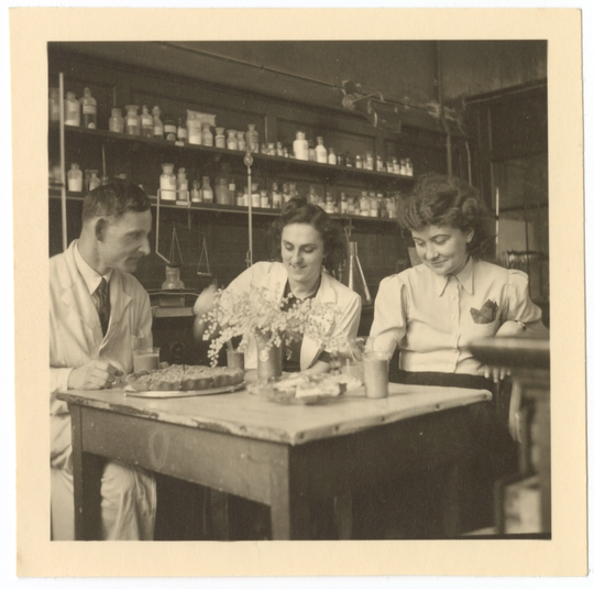 Pause oder kleine Feier, vermutlich am Chemischen Institut der Technischen Hochschule Karlsruhe, von links: Dr. Kurt Zopf, Annemarie Geierhaas (verh. Heimann), Else Meier (Maier?), (1941-1942), Fotografie unbekannter Urheberschaft. KIT-Archiv 28010/I 406.