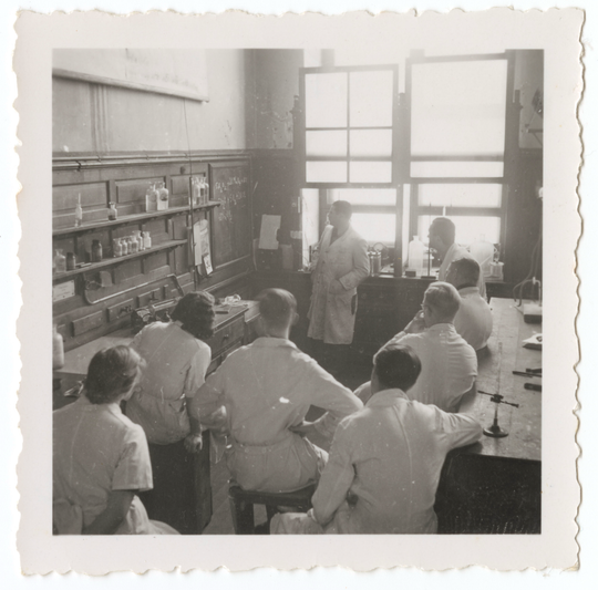 Labor-Seminar im Chemischen Institut der Technischen Hochschule Karlsruhe, 2. von links Annemarie Geierhaas (verh. Heimann), 1940, Fotografie unbekannter Urheberschaft. KIT-Archiv 28010/I 408.