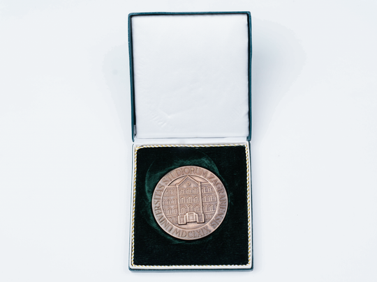 Medaille zum 300. Gründungsjubiläum der Universität Zagreb in Kroatien, Vorderseite. KIT-Archiv 28502/53. Fotografie: Amadeus Bramsiepe.