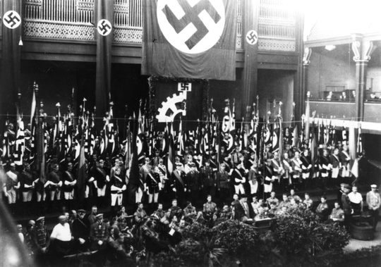 Verbundenheitskundgebung der Karlsruher Studentenschaft mit der NS-Betriebszellenorganisation anlässlich der Eröffnungsfeier des Studienjahres 1933/1934 in der Karlsruher Festhalle, 05.11.1933, Fotografie unbekannter Urheberschaft. KIT-Archiv 28010/I 3742.