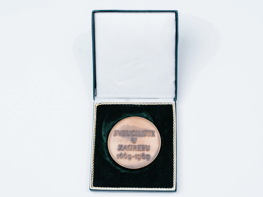 Medaille zum 300. Gründungsjubiläum der Universität Zagreb in Kroatien, Rückseite. KIT-Archiv 28502/53. Fotografie: Amadeus Bramsiepe.