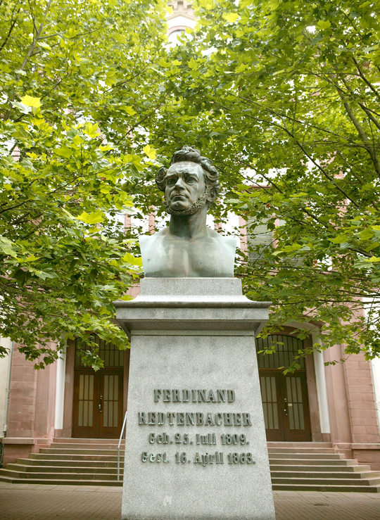 Denkmal für Ferdinand Redtenbacher im Ehrenhof des KIT am Campus Süd, errichtet 1866, Aufnahme 2012. Bildrechte: Karlsruher Institut für Technologie.