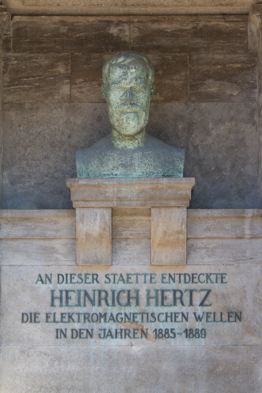 Denkmal für Heinrich Hertz von Max Laeuger und Mathilde Hertz im Ehrenhof des Campus Süd, 1924/25. Fotografie: Amadeus Bramsiepe.