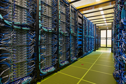 Verkabelung von Rechnereinheiten im Rechenzentrum des KIT, Aufnahme 2016. Bildrechte: Karlsruher Institut für Technologie.