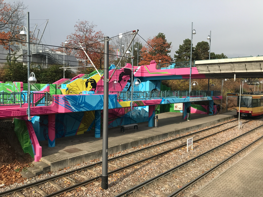 Haltestelle Kurt-Schumacher-Straße in der Karlsruher Nordweststadt, gestaltet von den Graffiti-Künstlern Sier, Moter.One, Baske ToBeTrue und ihren Helfern, Aufnahme 2018. Fotografie: SBL 1980.