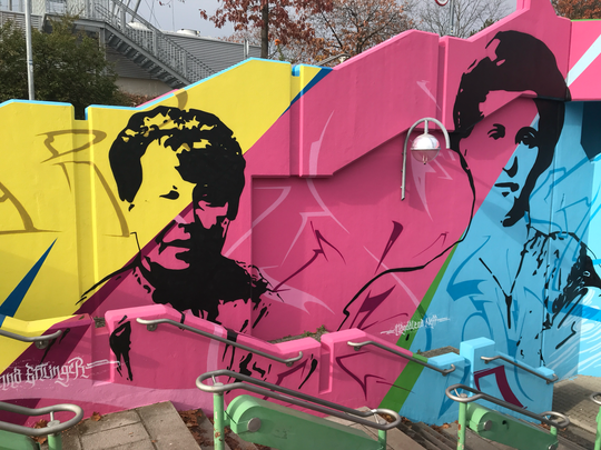 Haltestelle Kurt-Schumacher-Straße in der Karlsruher Nordweststadt, gestaltet von den Graffiti-Künstlern Sier, Moter.One, Baske ToBeTrue und ihren Helfern, Aufnahme 2018. Fotografie: SBL 1980.