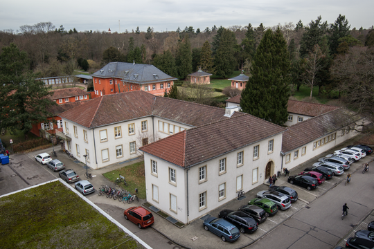 Franz-Schnabel-Haus auf dem Campus Süd des KIT von Südosten, 2018. Bildrechte: Karlsruher Institut für Technologie.