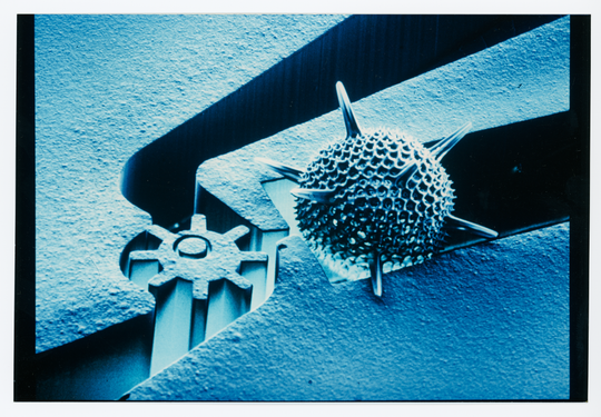 Rasterelektronenmikroskop-Aufnahme eines Mikrozahnrads des Instituts für Mikrostrukturtechnik am Kernforschungszentrum Karlsruhe, 1990, Fotografie unbekannter Urheberschaft. KIT-Archiv 28028/19374.