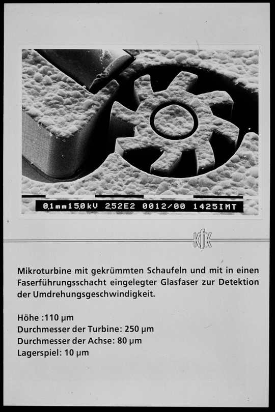 Rasterelektronenmikroskop-Aufnahme einer Mikroturbine des Instituts für Mikrostrukturtechnik am Kernforschungszentrum Karlsruhe, 1990, Fotografie unbekannter Urheberschaft. KIT-Archiv 28028/19413.
