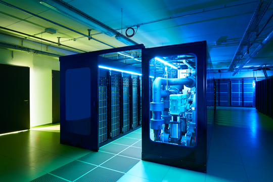 Kühlaggregat und Rechnereinheiten im Rechenzentrum des KIT, Aufnahme 2021. Bildrechte: Karlsruher Institut für Technologie.