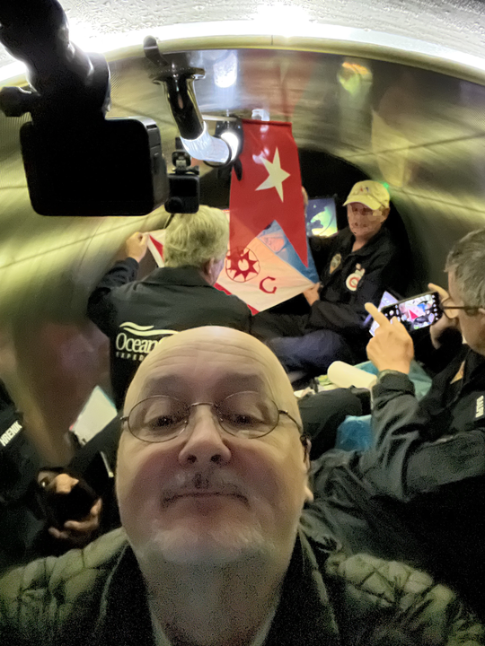 Professor Alexander Waibel (Vordergrund) und Mitreisende im Tauchboot beim Wiederaufstieg vom Wrack der Titanic, Aufnahme 14.07.2022. Bildrechte: Alexander Waibel.