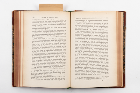 Wiener, Christian: Lehrbuch der Darstellenden Geometrie, Band 2: Krumme Linien (zweiter Teil) und krumme Flächen, Beleuchtungslehre, Perspektive, Leipzig 1887, S. 450-451: Beschreibung der Cayleyschen Fläche dritten Grades. Fotografie: Amadeus Bramsiepe.
