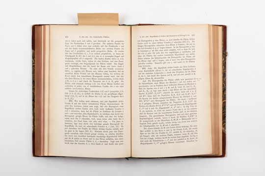 Wiener, Christian: Lehrbuch der Darstellenden Geometrie, Band 2: Krumme Linien (zweiter Teil) und krumme Flächen, Beleuchtungslehre, Perspektive, Leipzig 1887, S. 452-453: Beschreibung der Cayleyschen Fläche dritten Grades. Fotografie: Amadeus Bramsiepe.
