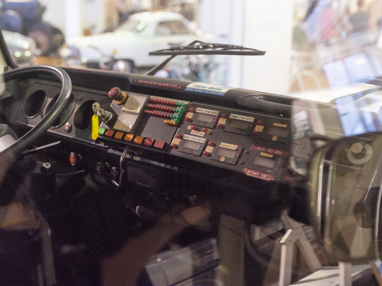 Das modifizierte Armaturenbrett des Wasserstoffversuchsfahrzeugs, Aufnahme 2024. Fotografie: Amadeus Bramsiepe.