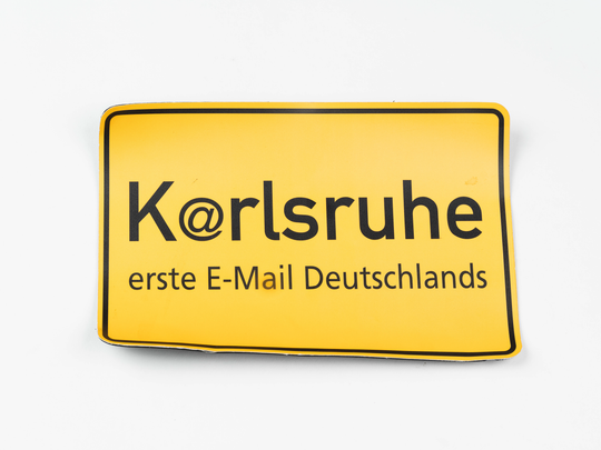 Mousepad zur Würdigung des Empfangs der ersten E-Mail nach Internetprotokoll in Deutschland, ca. 2004. Geschenk von Frau Ulrike Lenk. Fotografie: Amadeus Bramsiepe.