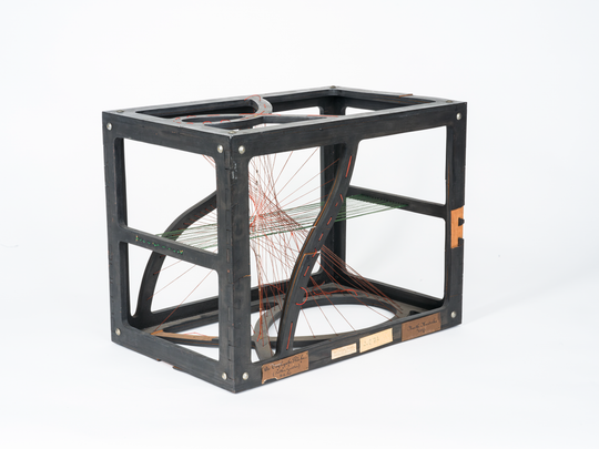 Modell der Cayleyschen Fläche dritten Grades, Hersteller: Bartholomeus Hendriks, ca. 42,0 × 32,0 × 27,2 cm, Sperrholz, Textilfäden, Farbe. KIT-Archiv 28508/12. Fotografie: Amadeus Bramsiepe.