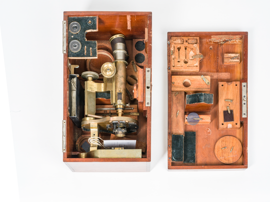 Das in der Ausstellung gezeigte Flüssigkristallmikroskop Otto Lehmanns mit Zubehör in seiner Kiste. KIT-Archiv 29059/160. Fotografie: Amadeus Bramsiepe.