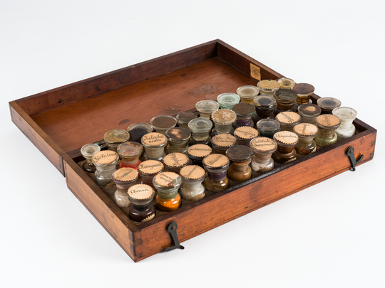 Holzkasten aus dem Nachlass Otto Lehmanns mit Substanzen zur Aufbereitung von Präparaten für die Mikroskopie, ca. 1900, 33,9 x 17,5 x 7,1 cm. KIT-Archiv 27059/21. Fotografie: Amadeus Bramsiepe.