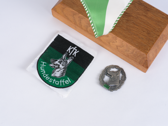 Abzeichen der Hundestaffel am Kernforschungszentrum Karlsruhe, Aufnahme 2025. Fotografie: Amadeus Bramsiepe.