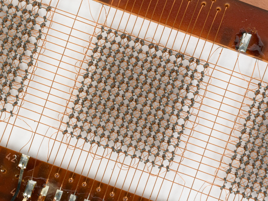 Detailansicht der Speicherkerne in einer Matrix, Aufnahme 2025. Fotografie: Amadeus Bramsiepe.