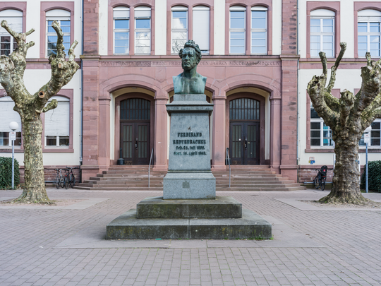 Denkmal für Ferdinand Redtenbacher im Ehrenhof auf dem Campus Süd des KIT, 1866, Aufnahme 2025. Fotografie: Amadeus Bramsiepe und Jonas Zilius.