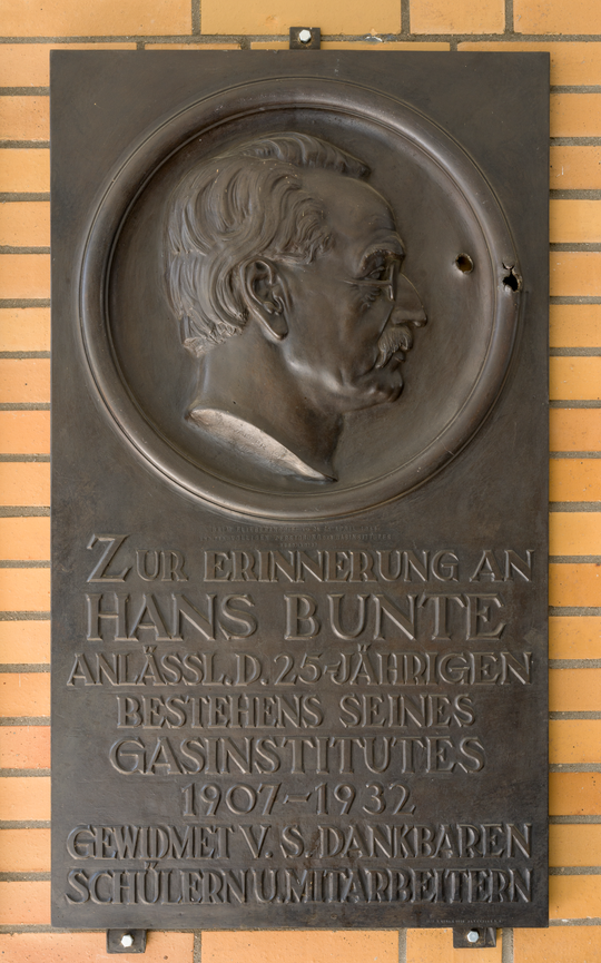 Tafel zum Andenken an den Gaschemiker Hans Bunte