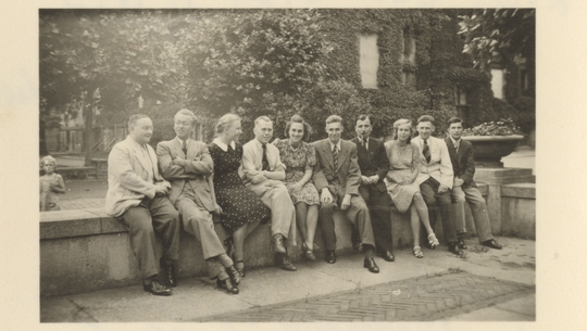 "Physikalisch-Chemisches Labor" im Ehrenhof der Technischen Hochschule Karlsruhe, (1942-1943), Fotografie unbekannter Urheberschaft. KIT-Archiv 28010/I 2043.