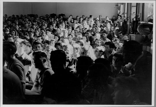 Studenten in einem überfüllten Hörsaal, ca. 1949, Fotografie: Erich Bauer. KIT-Archiv 28010/I 3772.