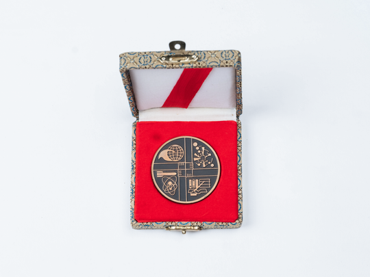 Medaille des Beijing Institute of Technology in der Volksrepublik China. KIT-Archiv. Fotografie: Amadeus Bramsiepe.