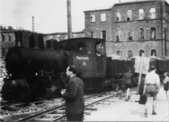Blick auf die Westseite des zerstörten Hauptgebäudes der Technischen Hochschule Karlsruhe mit Trümmerbahn, ca. 1947, Fotografie unbekannter Urheberschaft. KIT-Archiv 28010/I 3911.