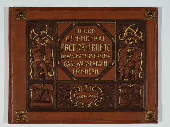 Urkunde über die Ehrenmitgliedschaft Hans Buntes im Bayerischen Verein von Gas- und Wasserfachmännern, hier: Vorderer Deckel des Ledereinbands. Fotografie: Amadeus Bramsiepe.