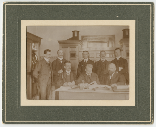 Professor Karl Bunte (5. von links) mit Rechenschieber bei einer Besprechung im Gaswerk Marienberg, 1908, Fotografie unbekannter Urheberschaft. KIT-Archiv 27055/117b.