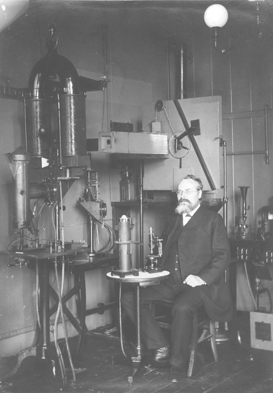 Otto Lehmann im Labor, ca. 1908, Fotografie unbekannter Urheberschaft. KIT-Archiv 27059/34.