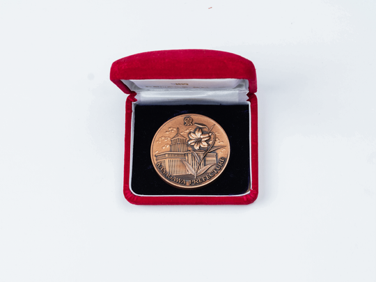 Medaille der Präfektur Kanagawa in Japan. KIT-Archiv 28502/76. Fotografie: Amadeus Bramsiepe.