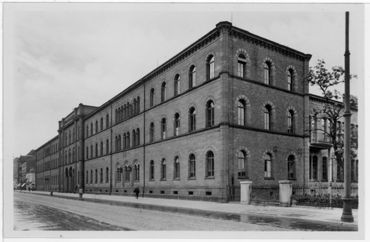 Hauptgebäude der Technischen Hochschule Karlsruhe, Ansicht von Südosten mit Blick auf den nach Norden gehenden Anbau mit dem heutigen Hertz-Hörsaal, (1885-1900), Fotografie unbekannter Urheberschaft, 14,1 x 9,1 cm. KIT-Archiv 28010/III 35.