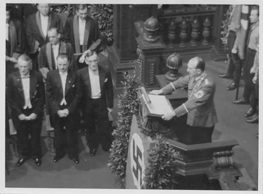 Rektor Rudolf Weigel am Rednerpult anlässlich der akademischen Jahresfeier, ca. 1938, Fotografie: Ilse Laurson. KIT-Archiv 28010/I 765.