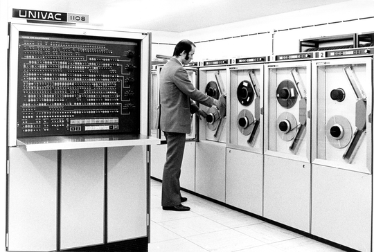 Steuerpult und Magnetbandlaufwerke des Rechners UNIVAC 1108, ca. 1970, Fotografie: Rolf Donecker. KIT-Archiv 28010/I 1035.