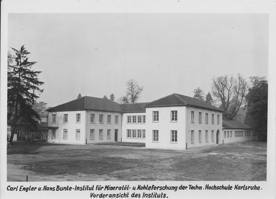 Carl-Engler und Hans-Bunte-Institut für Mineralöl- und Kohleforschung der Technischen Hochschule Karlsruhe von Südosten, ca. 1950, Fotografie: Erich Bauer. KIT-Archiv 28010/I 297.
