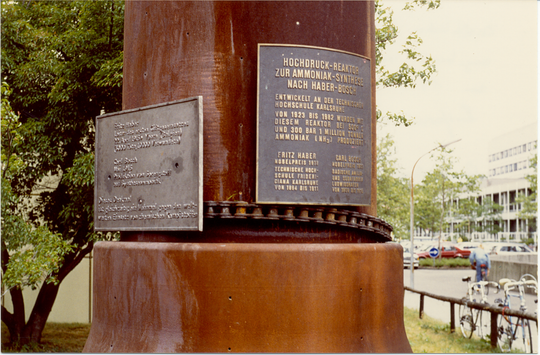 Die Tafel zur Würdigung der Ammoniaksynthese, angebracht am Synthesereaktor an der Einmündung des Fritz-Haber-Wegs in die Engesserstraße, 13.06.1991, Fotografie unbekannter Urheberschaft. KIT-Archiv 28010/I 1094.