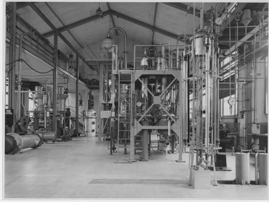 Laboratoriumshalle des Instituts für Apparatebau und Verfahrenstechnik, ca. 1960, Fotografie unbekannter Urheberschaft. KIT-Archiv 28010/I 1309.