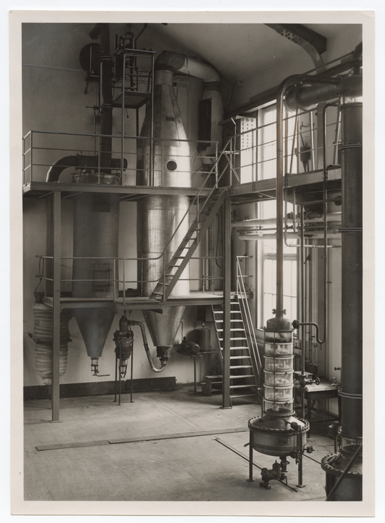 Versuchshalle im Laboratorium des Instituts für Apparatebau, bis 1950, Fotografie: Ilse Laurson (geb. Schmidt). KIT-Archiv 28010/I 1183.