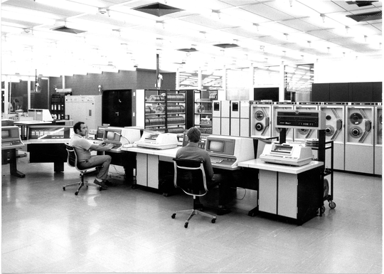 Steuerpult und Magnetbandlaufwerke des Rechners UNIVAC 1108, ca. 1970, Fotografie: Rolf Donecker. KIT-Archiv 28010/I 1264.