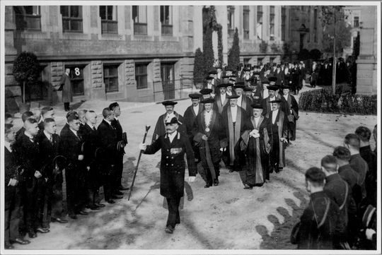 Franz Schnabel im Festzug der Professoren bei der 100-Jahr-Feier der Technischen Hochschule Karlsruhe links hinter Rektor Theodor Rehbock (mit Amtskette), 30.10.1925, Fotografie unbekannter Urheberschaft. KIT-Archiv 28010/I 1601.