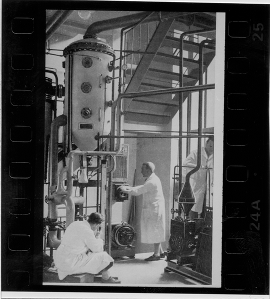 Versuch an der Verdampfungsapparatur im Laboratorium für Apparatebau, ca. 1930, Fotografie: H. Reichert. KIT-Archiv 28010/I 1353.
