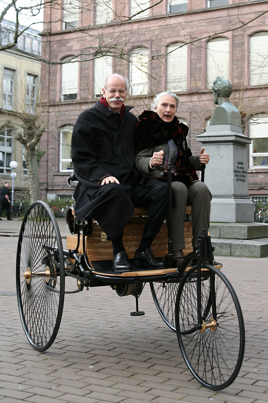 Jutta Benz, Urenkelin von Carl Benz, und Dieter Zetsche als Vorstandsvorsitzender der Daimler AG anlässlich der Einweihung des Denkmals für Carl Benz im Ehrenhof der Universität Karlsruhe, 06.12.2007, Fotografie: Bernd Seeland. KIT-Archiv 28010/I 1940.